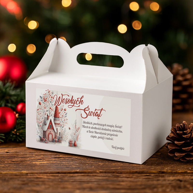 Biała pudełko na świąteczne prezenty z napisem 'Wesołych Świąt' oraz ilustracją świątecznego domku i dekoracji, umieszczone na drewnianym stole w tle z gałązkami i bombkami.