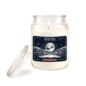 Słoik świecy zapachowej z płonącym knotem, z etykietą przedstawiającą zimowy krajobraz z domkami i saniami wypełnionymi prezentami na tle nocnego nieba i dużej pełni księżyca, z napisem 'Świeca na zimowe wieczory z książką' i imieniem 'ALEKSANDRA' na dole etykiety.
