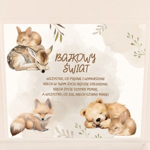 Plakat z napisem 'BAJKOWY ŚWIAT' oraz ilustracjami słodkich zwierząt: zająca, jelonka, lisa i misia, które śpią obok siebie, na tle delikatnych roślinnych wzorów w jasnych kolorach.