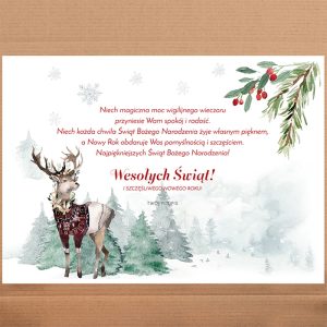 Kartka świąteczna z reniferem w swetrze, w tle leśne krajobrazy i śnieżynki. Życzenia Wesołych Świąt i Szczęsliwego Nowego Roku napisane na czerwono.