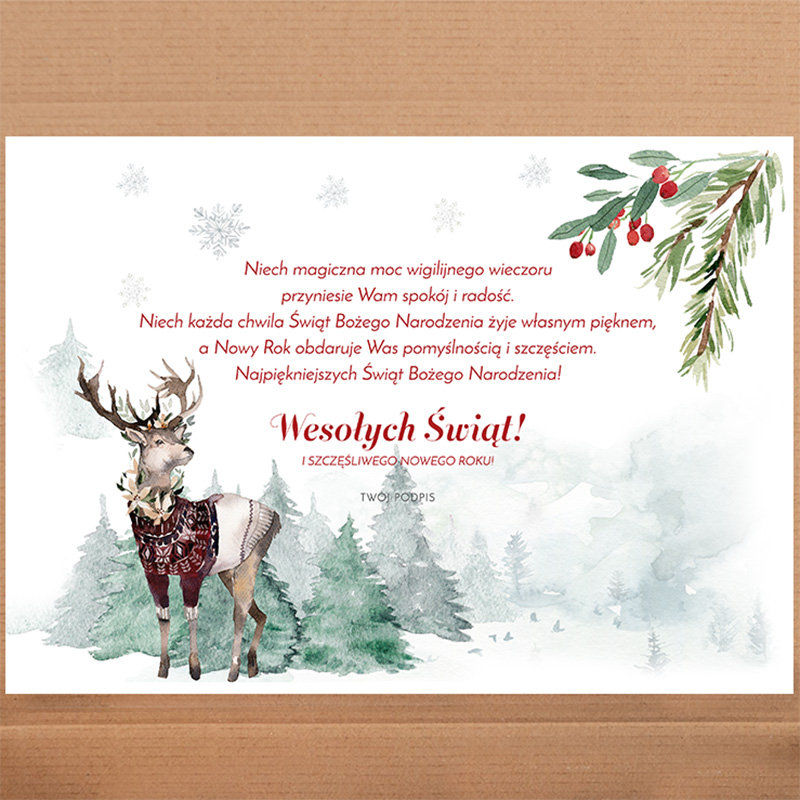 Kartka świąteczna z reniferem w swetrze, w tle leśne krajobrazy i śnieżynki. Życzenia Wesołych Świąt i Szczęsliwego Nowego Roku napisane na czerwono.