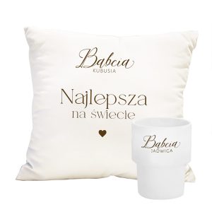Biała poduszka z napisem 'Najlepsza na świecie' oraz obok biały kubek z imieniem 'Babcia Jadwiga' i ozdobnym logo.