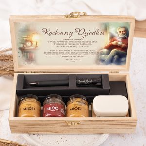 Drewniane pudełko z prezentem dla dziadka, zawierające dwa słoiki miodu i jeden z przetworem, czarny długopis z napisem 'Dziadek Janek', oraz dekoracyjną kartkę z życzeniami w polskim języku, umieszczoną pod przezroczystą pokrywką.