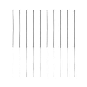 Dziesięć prostych metalowych prętów ułożonych w równym rzędzie, każdy ma szary kolor u góry i cienki biały koniec.