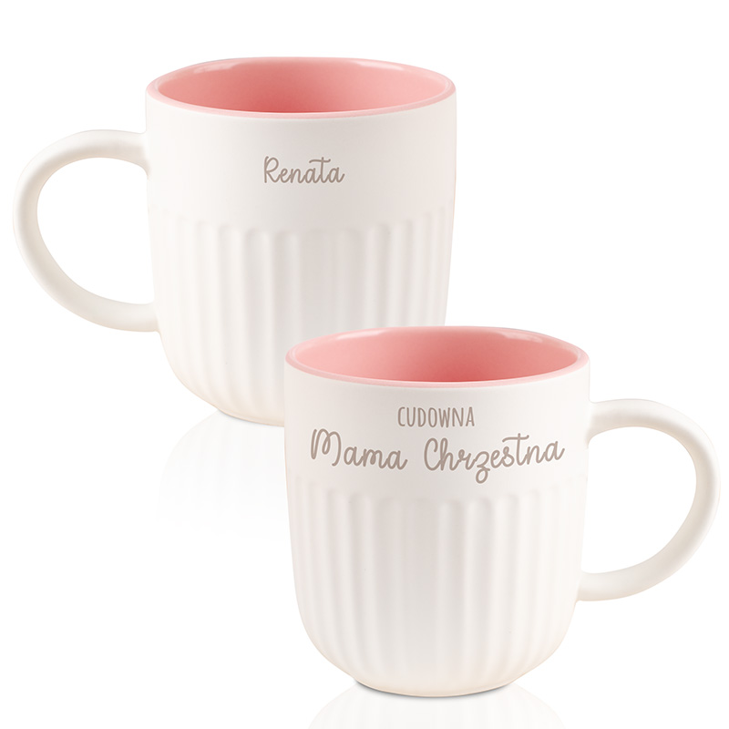 Dwie ceramiczne filiżanki z różowym wnętrzem; jedna z napisem 'Renata', druga z napisem 'Cudowna Mama Chrzestna', obie ze wzorami pionowych rowków na zewnętrznej stronie.