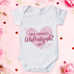 Biały bodziak dziecięcy z napisem 'MOJE PIERWSZE WALENTYNKI - 2026' wewnątrz różowego serca, otoczony różowymi płatkami i serduszkami na tle różowego koloru.