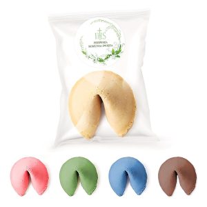 Pakowanie zawierające ciasteczka w kształcie fortuny w różnych kolorach: różowy, zielony, niebieski i brązowy, z białą etykietą oznaczającą 'Pierwsza Komunia Święta'.