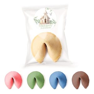 Opakowanie z czterema ciasteczkami wróżby w różnych kolorach: różowym, zielonym, niebieskim i brązowym, z jednym dużym ciasteczkiem na środku w kolorze jasnobeżowym, ozdobione etykietą z napisem 'Dziękujemy za przybycie' i rysunkiem budynku.