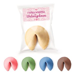 Plastikowa torebka z walentynkowymi ciasteczkami wróżby, w tym jedno żółte ciasteczko na przodzie i cztery kolorowe ciasteczka w tle: różowe, zielone, niebieskie i brązowe.