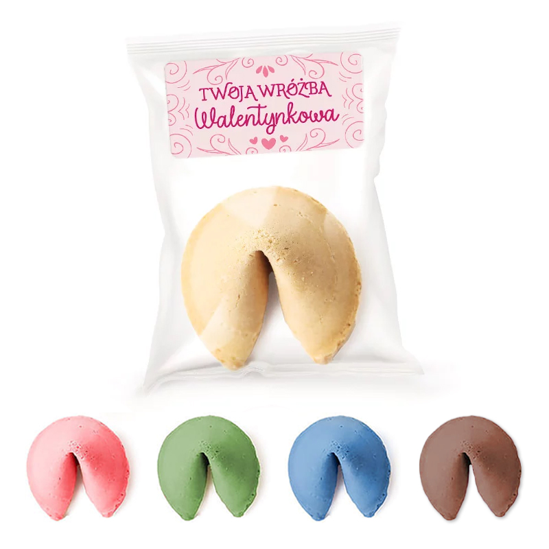 Plastikowa torebka z walentynkowymi ciasteczkami wróżby, w tym jedno żółte ciasteczko na przodzie i cztery kolorowe ciasteczka w tle: różowe, zielone, niebieskie i brązowe.
