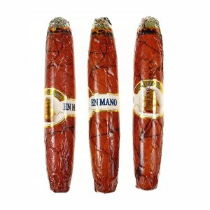 Trzy cygara w brązowym opakowaniu, z widocznymi etykietami "EN MANO" i "OLD TIMES" na każdym z nich.