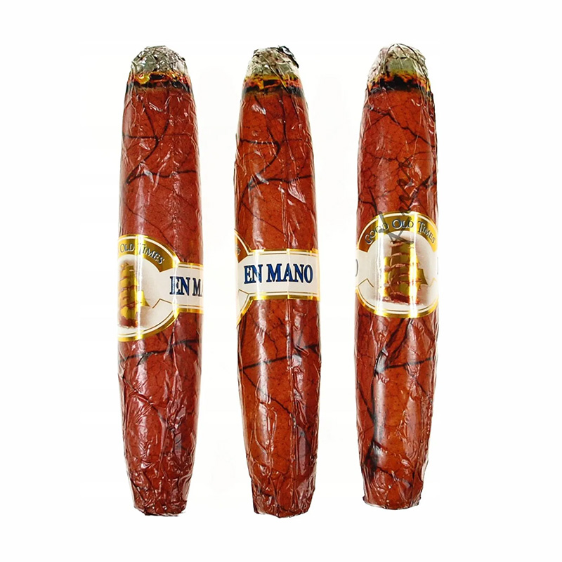 Trzy cygara w brązowym opakowaniu, z widocznymi etykietami "EN MANO" i "OLD TIMES" na każdym z nich.