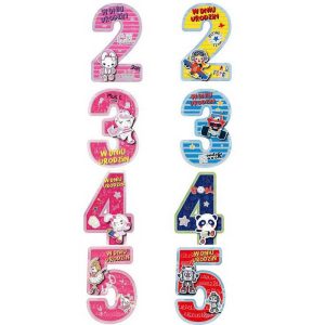 Kolorowe numery od 2 do 5, na każdym z nich różne postacie i napisy "W dniu urodzin", zdobione grafikami wesołych zwierząt i postaci z kreskówek.