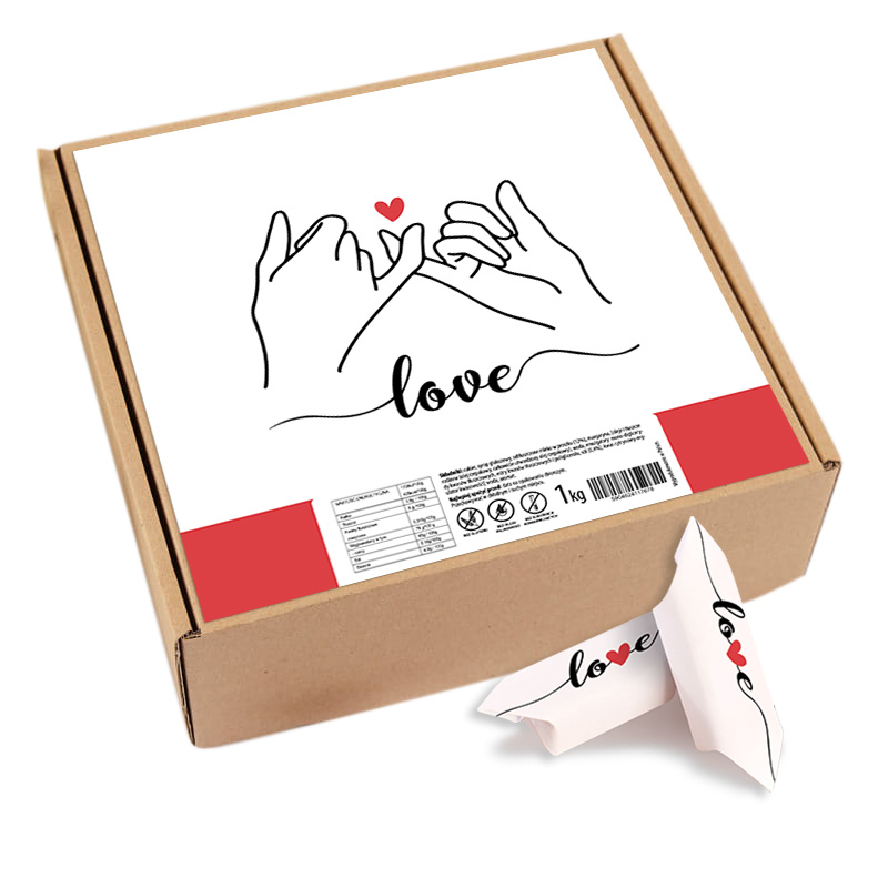 Kartonik z białą ilustracją dwóch trzymających się rąk z czerwonym sercem między nimi oraz napisem 'love'; widoczne także dwa mniejsze pudełka z takim samym wzorem.