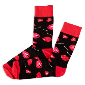 Para skarpetek w czarnym kolorze z różnymi wzorami czerwonych ust i serc, z czerwonymi ściągaczami na górze.