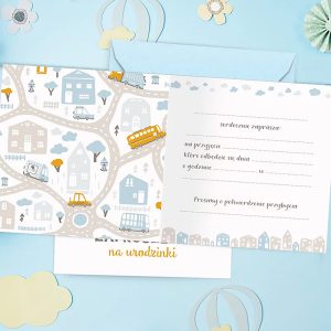 Zaproszenie na urodzinki z ilustracją przedstawiającą kolorowe domy, samochody i drogi, umieszczone na pastelowym tle, wraz z miejscem na wypełnienie daty i godziny przyjęcia.