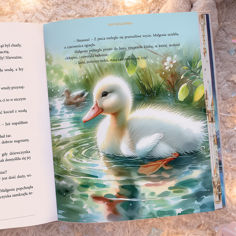 Gąsiorek pływa w spokojnej wodzie, otoczony zielenią, w pastelowej ilustracji z wyraźnymi detalami.