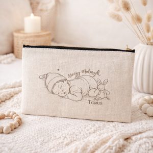 Kosmetyczka z nadrukiem przedstawiającym śpiącego chłopca, obok króliczek, z napisem "Uroczy Maluszek Tomus".