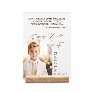 Chłopiec w białym garniturze na jasnym tle, z napisem o chrztach i dacie 16/05/2027.