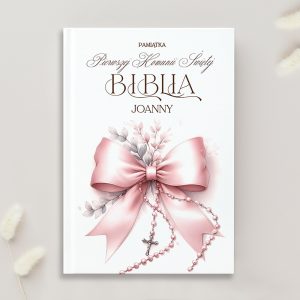 Okładka książki z tytułem "Biblia Joanny" na białym tle, ozdobiona różową wstążką i delikatnymi elementami roślinnymi w pastelowych kolorach, z koralikami i krzyżykiem zawieszonym na wstędze.