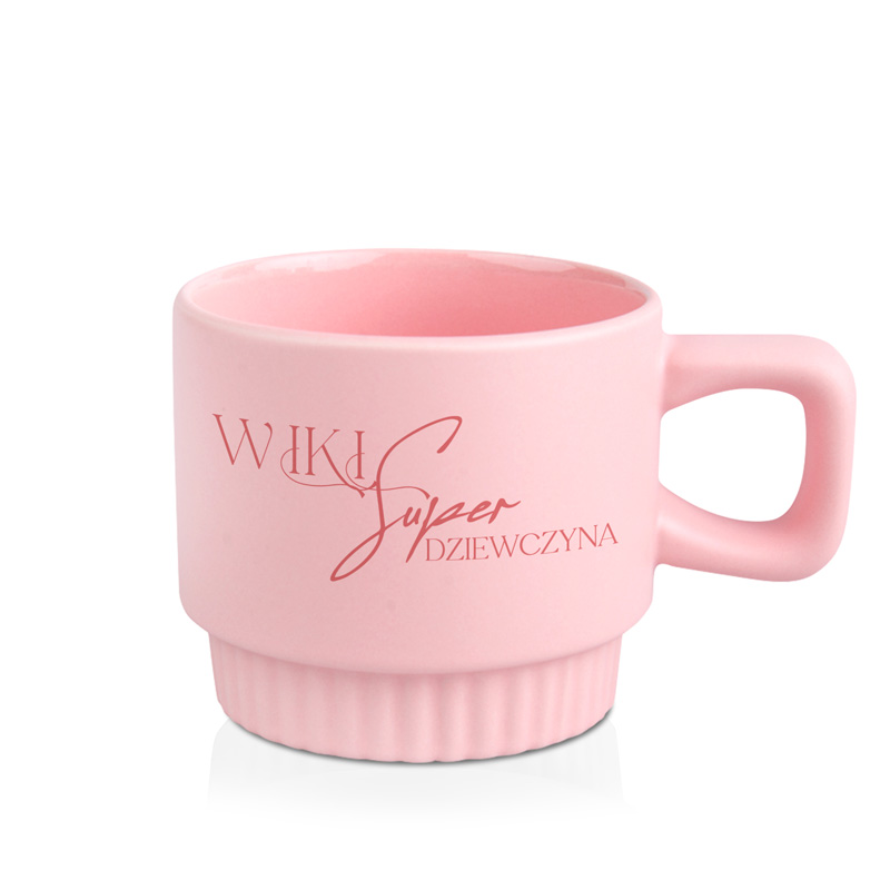 Różowa filiżanka z napisem "Super Dziewczyna" oraz inspirującym motywem w eleganckiej czcionce.