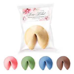 Zapakowane ciasteczka szczęścia w różnych kolorach, z napisem z okazji Dnia Kobiet. W opakowaniu znajduje się jedno jasnożółte ciasteczko, a obok niego widać ciasteczka w kolorze różowym, zielonym, niebieskim i brązowym.