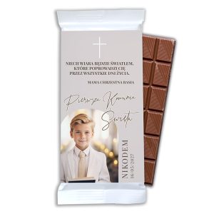 Czekoladka z wizerunkiem chłopca w eleganckim ubraniu; obok napis "Pierwsza Komunia Święta" oraz data.