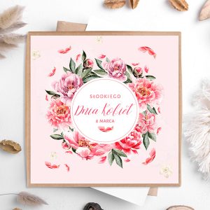 Kartka z okazji Dnia Kobiet, z różowymi piwoniami i zielonymi liśćmi na tle w jasnym różowym kolorze, z napisem "Słodkiego Dnia Kobiet 8 Marca" w centralnym okręgu.