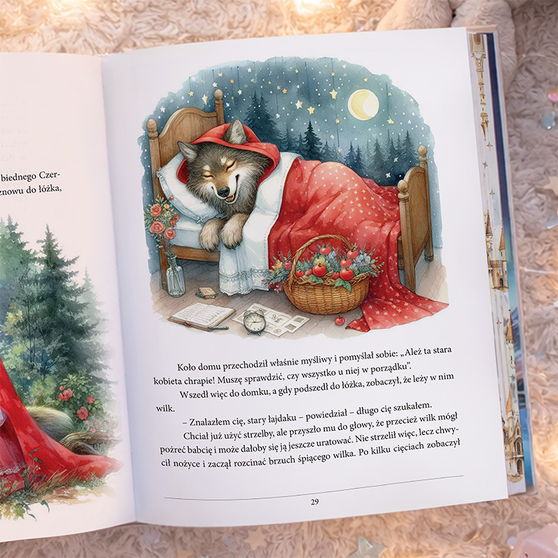 Ilustracja przedstawia wilka w piżamie i czepku, leżącego w łóżku z baldachimem i poduszkami w bajkowym otoczeniu. W tle gwiaździste niebo.