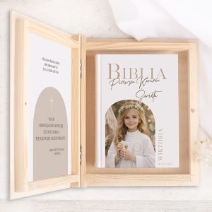 Biblia w eleganckim pudełku z personalizacją, na okładce zdjęcie dziewczynki w białej sukience. Data i imię na dole.