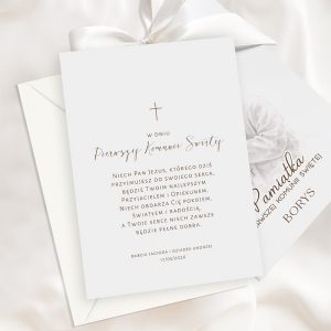 Nieformularz zaproszenia na Pierwszą Komunię Świętą, z dekoracyjnym krzyżem i eleganckim tekstem życzeń, nawiązującym do duchowej opieki; w lewym dolnym rogu widnieje data 17/05/2026 oraz imię 'Borys'.