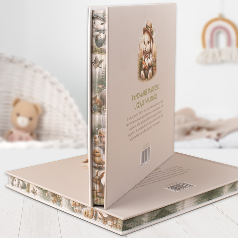 Okładka książki z ilustracjami zwierząt, tytuł "Rymowane Mądrości Uczące Maluchy" widoczny na grzbiecie. Tło w beżowych tonach.