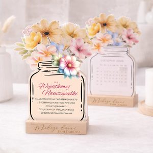 Stojak na biurko z kalendarzem, ozdobionym kwiatami i tekstem dedykacji dla nauczycielki.