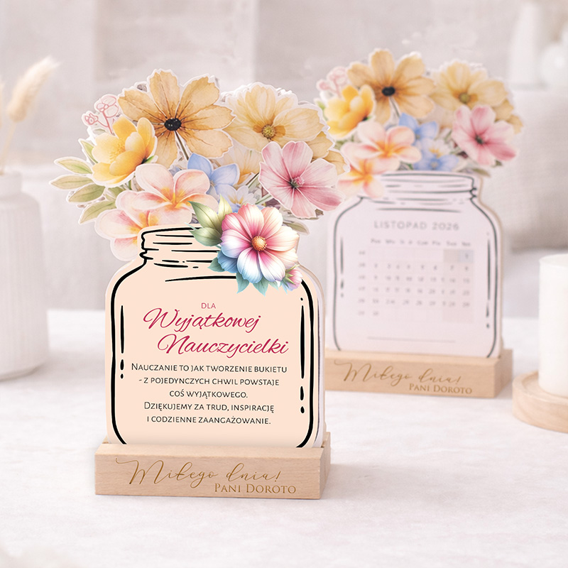 Stojak na biurko z kalendarzem, ozdobionym kwiatami i tekstem dedykacji dla nauczycielki.