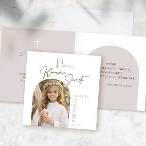 Kartka zaproszeniowa na Pierwszą Komunię Świętą z imieniem Wiktoria, ozdobiona zdjęciem dziewczynki w białej szacie i wianuszku.