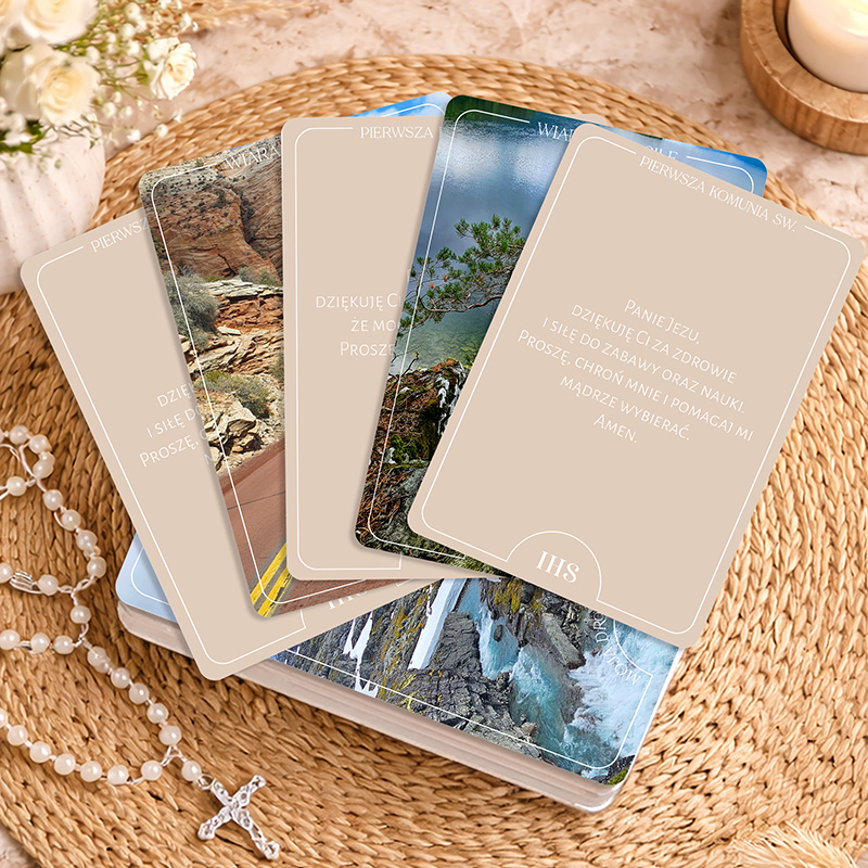Karty z pięknymi widokami, leżące na stole obok różańca. Na każdej karcie widoczne podziękowania i modlitwy.
