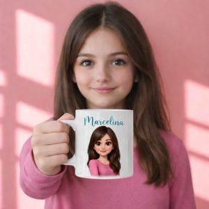 Dziewczynka trzyma kubek z imieniem "Marcelina" oraz wizerunkiem postaci z długimi włosami. Tło w pastelowym kolorze.