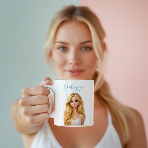 Kobieta trzyma kubek z rysunkiem postaci dziewczyny oraz napisem "Patrycja". Tło w pastelowych kolorach.