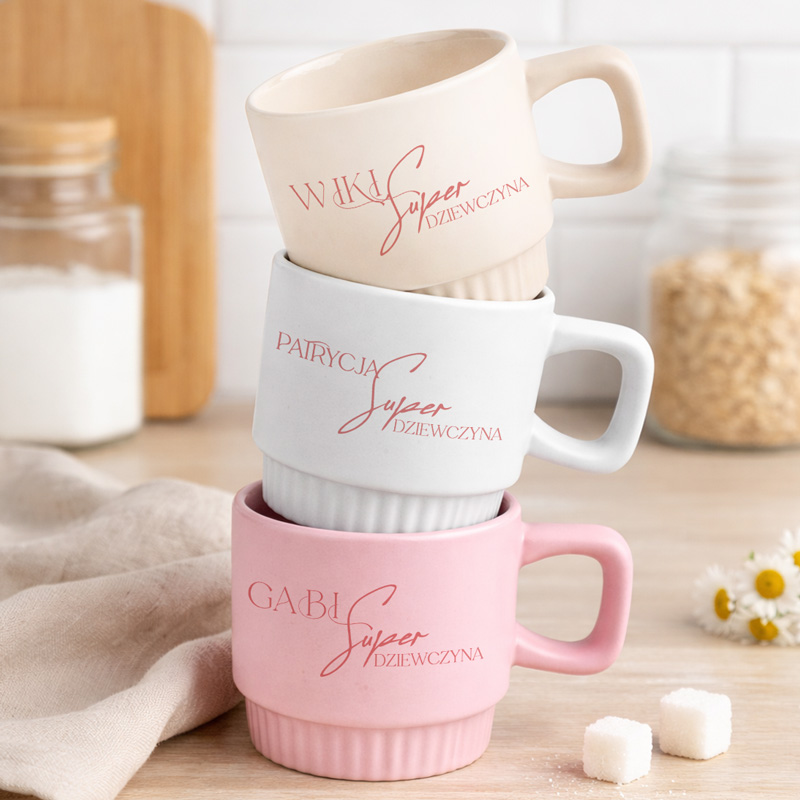Trzy filiżanki w pastelowych kolorach z napisem "Super Dziewczyna" i imionami: Wika, Patrycja, Gabi.