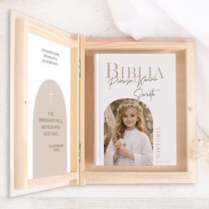 Elegancka Biblia w drewnianym opakowaniu z napisem "Biblia Pierwsza Komunia Święta" i imieniem Wiktoria.