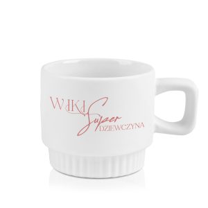 Biała filiżanka z różowym napisem "Super Dziewczyna" i nazwiskiem "Wiki".