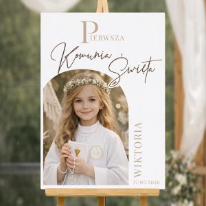 Dziewczynka w białej szacie komunijnej, trzymająca różaniec, z kwiatową opaską na głowie, na tle jasnej ścianki.