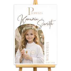 Dziewczynka w białej szacie komunijnej trzyma kielich, z kwiatową opaską na włosach, na tle jasnego tła z napisem "Pierwsza Komunia Święta".