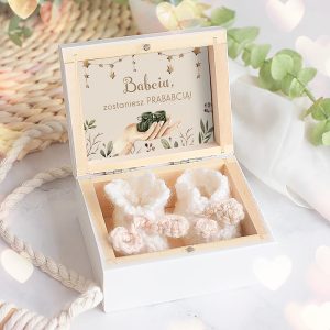 Ozdobne pudełko z napisem "Babciu, zostaniesz PRABABCIĄ!" zawiera haftowane kwiaty w kolorach białym i jasnoróżowym.
