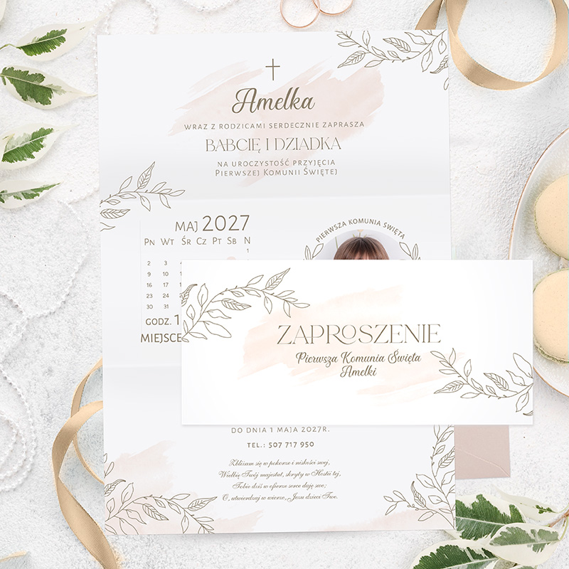 Zaproszenie na Pierwszą Komunię Świętą Amelki, z delikatnymi akcentami roślinnymi i pastelowym tłem.