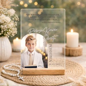 Akrylowa pamiątka z wizerunkiem chłopca w białym garniturze, datą i napisem Pierwsza Komunia Święta