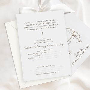 Uniwersalne-minimalistyczne-zaproszenia-na-Komunie-chlopca Zaproszenie na uroczystość Pierwszej Komunii Świętej z eleganckim wzorem i delikatnym napisem w kolorze złotym.
