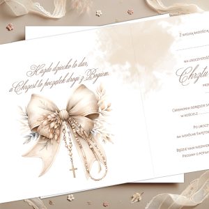 zaproszenia-na-chrzciny-dziecka.jpg Elegancka kartka z ilustracją dużej, jasnej wstążki z koralikami i krzyżykiem, z napisem zapraszającym na uroczystość religijną.