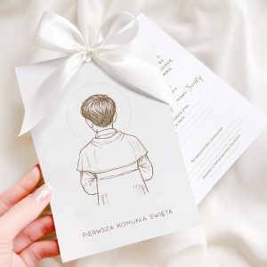 Kartka zaproszeniowa na Pierwszą Komunię Świętą, trzymana w dłoni, z ilustracją tylnej części dziecka w białej szacie, ozdobiona białą wstążką i tekstem w dolnej części z napisem 'PIERWSZA KOMUNIA ŚWIĘTA'.