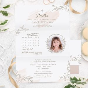 Zaproszenie na uroczystość pierwszej komunii świętej, zawierające jej zdjęcie oraz szczegóły daty i miejsca.